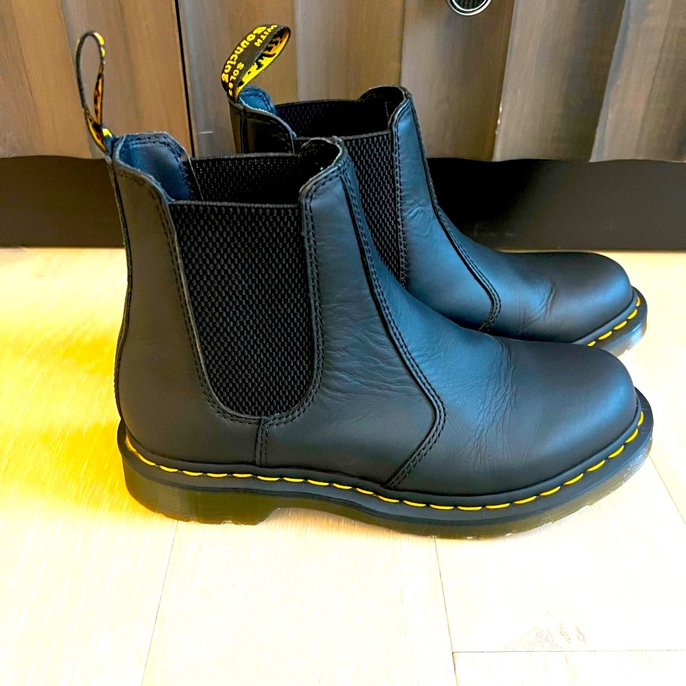 Dr. Martens 2976 Chelsea Boot in Smooth Leather in new condition